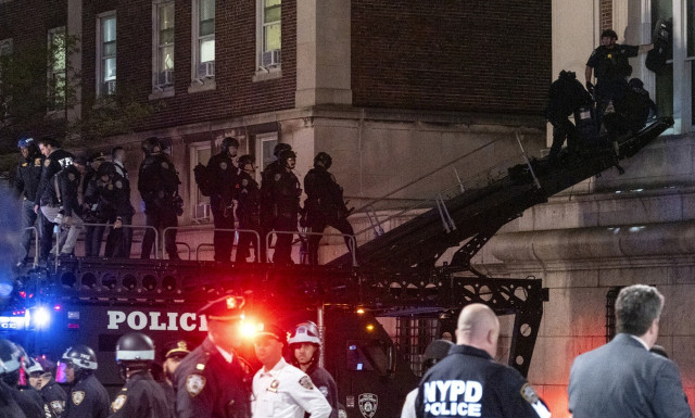 ΗΠΑ: Η αστυνομία εισέβαλε στο πανεπιστήμιο Κολούμπια – Συνέλαβε διαδηλωτές υπέρ των Παλαιστινίων
