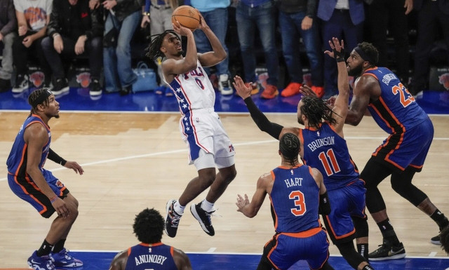 NBA: Ο Μάξεϊ «ντύθηκε» Ρέτζι Μίλερ κι οι Σίξερς απέφυγαν τον αποκλεισμό – Προβάδισμα για Καβαλίερς