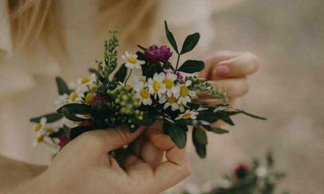 Πρωτομαγιά 2024: Γιατί φτιάχνουμε στεφάνι και τι συμβολίζει – Μέχρι πότε παραμένει κρεμασμένο