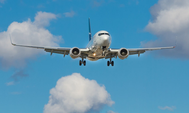 Αναστάτωση στον... αέρα: Επιβάτες τσακώθηκαν με το πλήρωμα και η πτήση προσγειώθηκε εκτάκτως