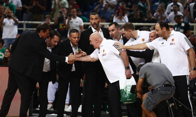 Παναθηναϊκός AKTOR: Με μπλουζάκια αφιερωμένα στον Πάρη οι “πράσινοι”