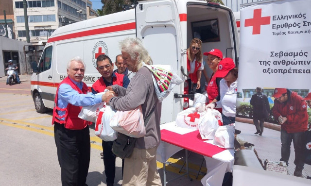 ΕΕΣ: Υποστήριξε τους αστέγους στο λιμάνι του Πειραιά εν όψει των εορτών του Πάσχα