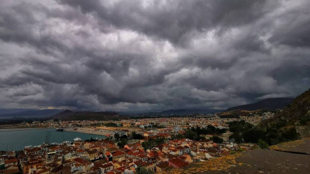 Ο καιρός σήμερα Μεγάλη Πέμπτη: Αστατος με τοπικές βροχές