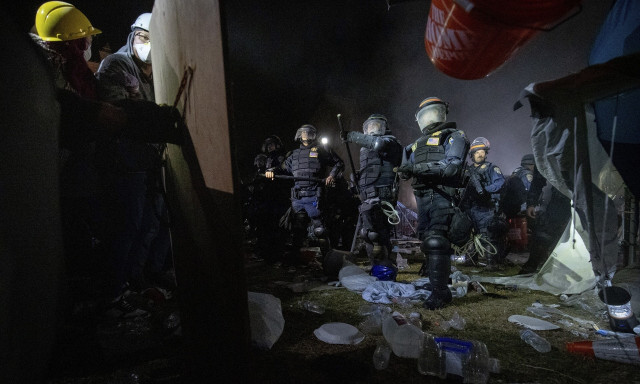 ΗΠΑ: Καταλυτική η επέμβαση της αστυνομίας – «Διαλύθηκε» ο καταυλισμός φιλοπαλαιστινίων φοιτητών