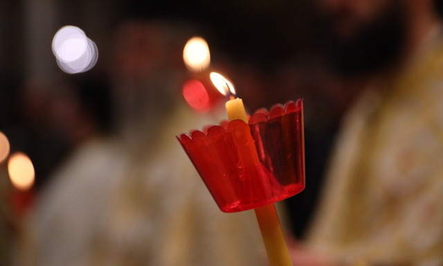 Μητρόπολη Αθηνών: Με κατάνυξη η περιφορά του Επιταφίου - Πλήθος πιστών στους δρόμους της Αθήνας