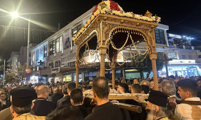Ηράκλειο: Πλήθος κόσμου ακολούθησε τον Επιτάφιο από τον Ιερό Ναό Αγίου Τίτου (vid)