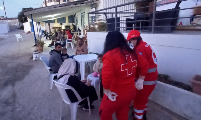 Ο Ελληνικός Ερυθρός Σταυρός ενισχύει 33 μετανάστες που εντοπίστηκαν νότια της Κρήτης