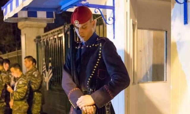 Επιτάφιος: Η μοναδική στιγμή που ο Εύζωνας σκύβει το κεφάλι