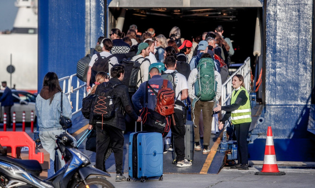Μαζική η έξοδος των εκδρομέων - Στο κόκκινο η Αθηνών-Κορίνθου - Στο 100% η πληρότητα των πλοίων