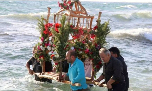 Πάσχα 2024 - Νάξος: Ξεχωριστή περιφορά του Επιταφίου μέσα στη θάλασσα