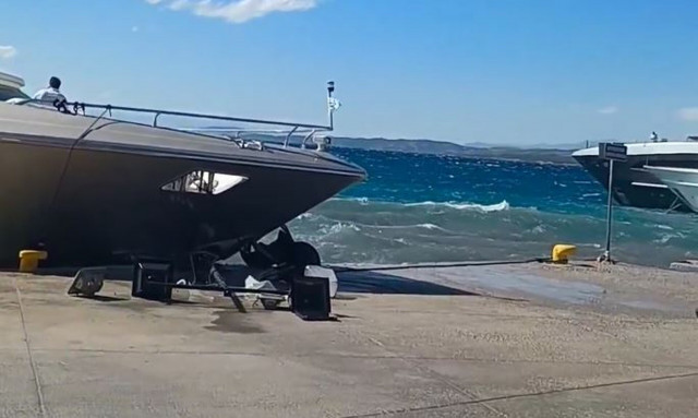 Προσάραξη σκάφους στις Σπέτσες - H θαλαμηγός χτύπησε στην προβλήτα