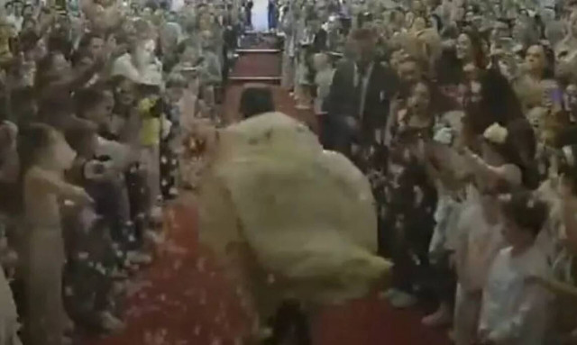 Πρώτη Ανάσταση: «Σφαίρα» ο ιερέας στο Παραλίμνι – Θα ζήλευε ο Μπολτ