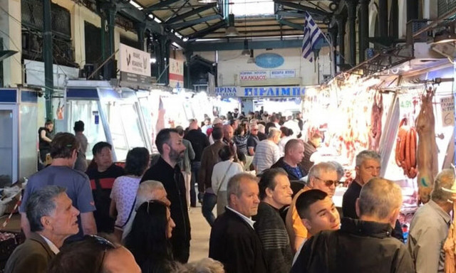 Γεμάτη η Βαρβάκειος για τα ψώνια της τελευταίας στιγμής (vid)