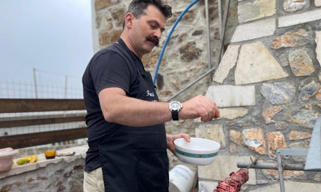 Ο Κρητίκαρος που «ζωγραφίζει» με το κοκορέτσι!