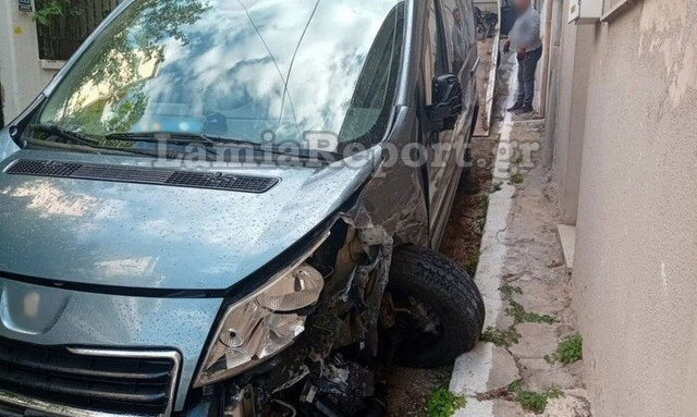 Λαμία: Τρελή πορεία βαν σε κατηφόρα - Παρέσυρε και χτύπησε κοπέλα