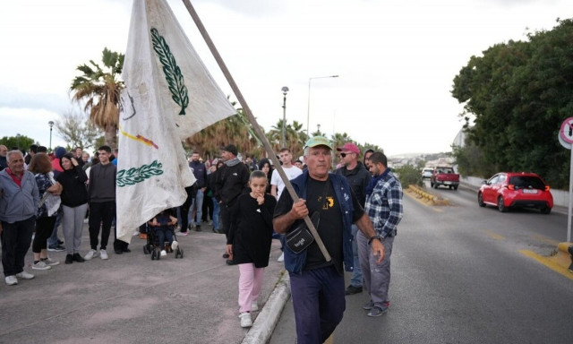 Χίος: Εκατοντάδες κόσμου στην παρέλαση για την έναρξη του φετινού ρουκετοπόλεμου