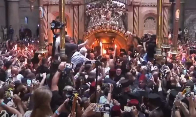 Ιεροσόλυμα: Άγιο Φως - Μέγα Θαύμα, ολοκληρώθηκε η τελετή αφής στo Ναό της Αναστάσεως