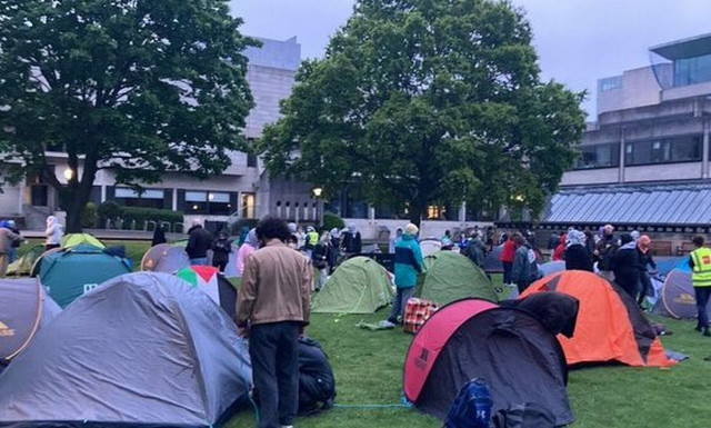 Ιρλανδία: Και στο πανεπιστήμιο Τρίνιτι οι φοιτητές έστησαν καταυλισμό λόγω του πολέμου στη Γάζα