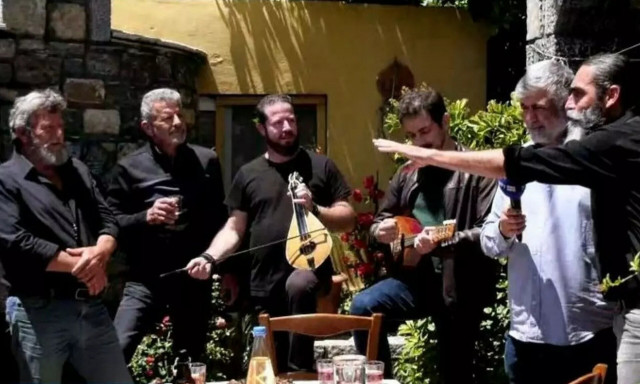 Πασχαλινό γλέντι στην Κρήτη με αντικριστό, ρακή και μαντινάδες