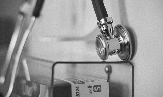 Στο εδώλιο ο ψευτογιατρός από τα Καλύβια - Εξαπάτησε ασθενείς