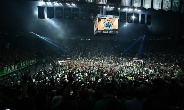 Ξέφρενο γλέντι στο ΟΑΚΑ – Ομάδα, διοίκηση, κόσμος έγιναν ένα!