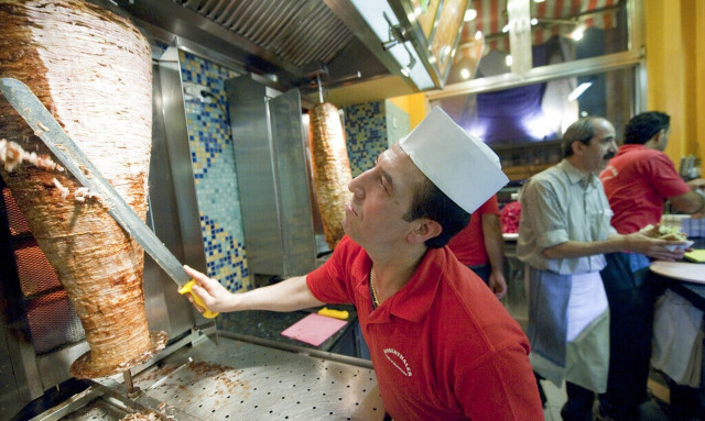 Dönerflation: Οι Γερμανοί στήνουν στον τοίχο τον Σολτς για την τιμή του ντονέρ - «Μέρκελ γύρνα πίσω»