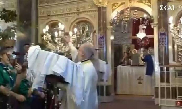 Χίος: Viral ξανά ο «ιπτάμενος» ιερέας