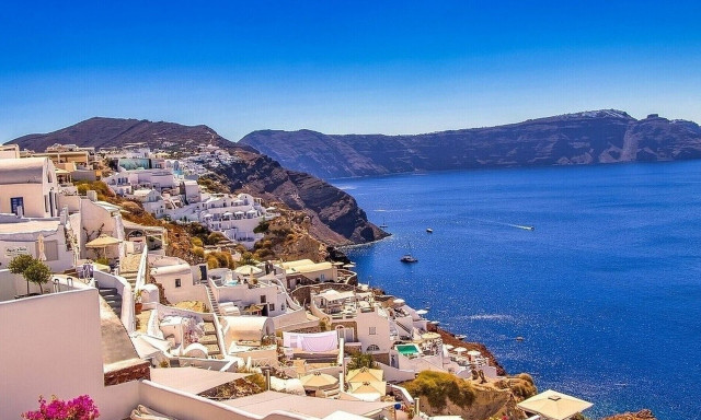 DPA: Η Ελλάδα υποδέχεται πανέτοιμη τους τουρίστες