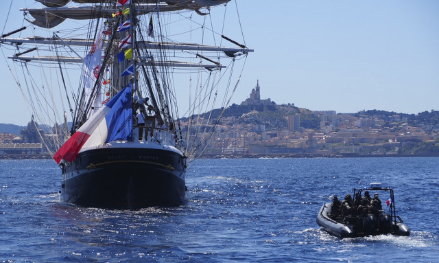 Ολυμπιακή φλόγα: Εντυπωσίασε η φαντασμαγορική τελετή υποδοχής στη Μασσαλία