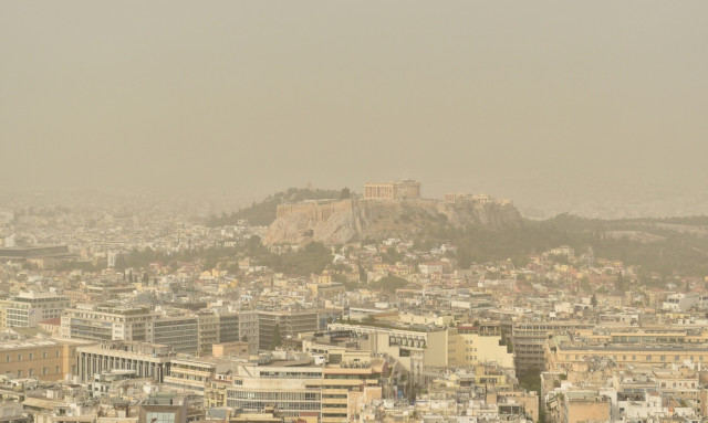 Καιρός: Πέφτει η θερμοκρασία από αύριο - Πού θα έχουμε αφρικανική σκόνη και βροχές
