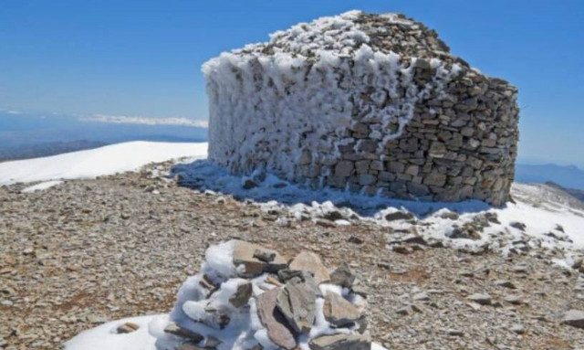 Ρέθυμνο: Μπαίνει καλοκαίρι και ακόμα υπάρχει χιόνι στην κορφή του Ψηλορείτη
