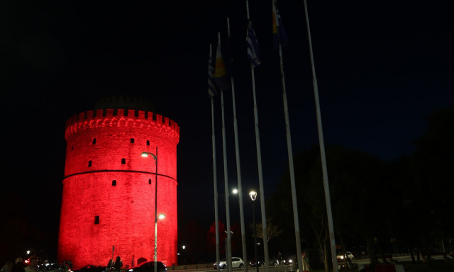 Στα «κόκκινα» ο Λευκός Πύργος - Εντυπωσιακές εικόνες