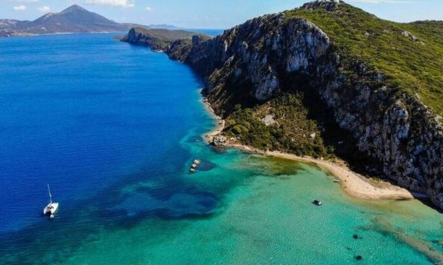 Σφακτηρία: Το άγνωστο ελληνικό νησί με την μακρά ιστορία και τις εξωτικές παραλίες