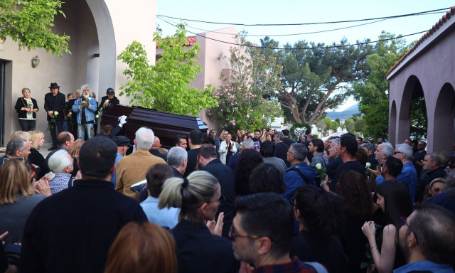 Αντώνης Τουρκογιώργης: Σε κλίμα συγκίνησης το τελευταίο αντίο στον σπουδαίο τραγουδιστή