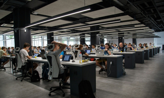 Έρχεται η εξαήμερη εργασία: Ποιους επαγγελματικούς κλάδους αφορά, οι τρεις όροι εφαρμογής