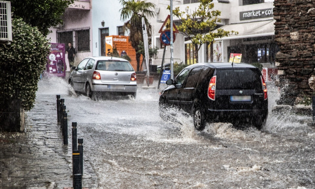 Θεσσαλονίκη: 80 κλήσεις στην Πυροσβεστική κατά τη διάρκεια της καταιγίδας
