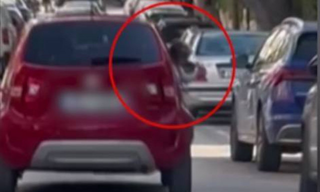 Ντοκουμέντα αδιαφορίας οδηγών σε δρόμους: Γυναίκα πλέκει εν ώρα οδήγησης