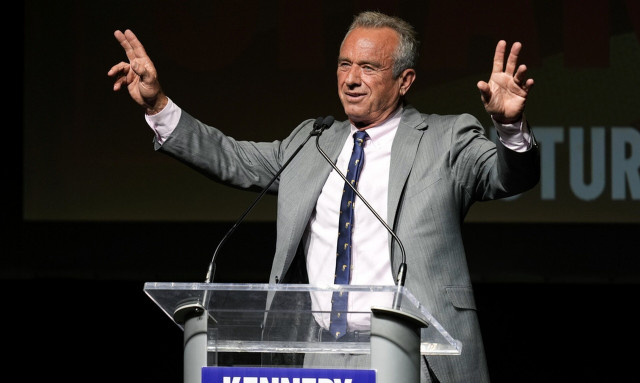 Ρόμπερτ Κένεντι Τζούνιορ: Tι λένε οι ειδικοί για το σκουλήκι που του «έφαγε» τον εγκέφαλο