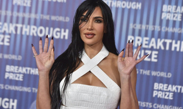 Kιμ Καρντάσιαν: Τι έπαθαν τα χέρια της; Η νέα «τρελή» θεωρία που έγινε viral