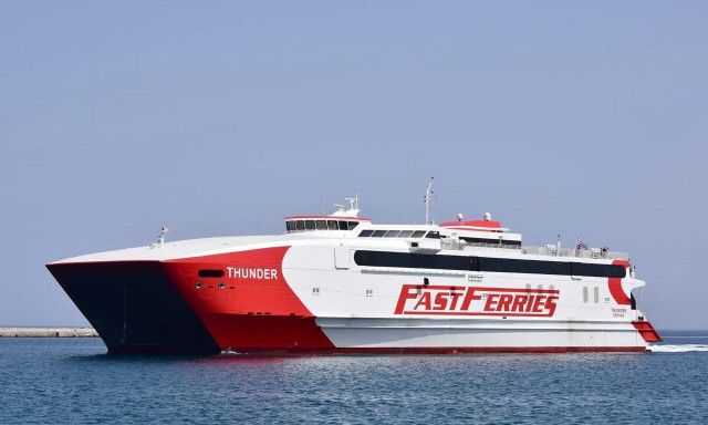 Βλάβη του ταχύπλοου Thunder με 240 επιβάτες