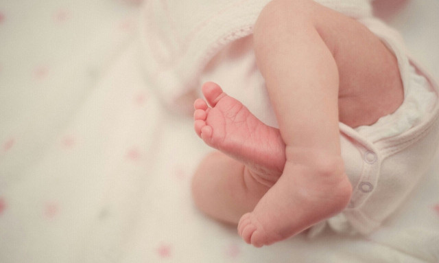 Χανιά: Ασφυκτικός ο θάνατος του βρέφους –  Φέρεται να το καταπλάκωσαν οι γονείς του