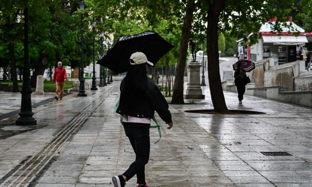 Πάρτε ομπρέλα! Πού και πόσο θα βρέξει τις επόμενες ώρες - Αναλυτικοί χάρτες