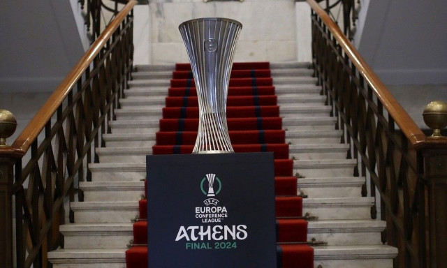 Conference League: Πλήθος κόσμου πήγε να δει το τρόπαιο - Ακυρώθηκε η έκθεση στη Ν. Φιλαδέλφεια