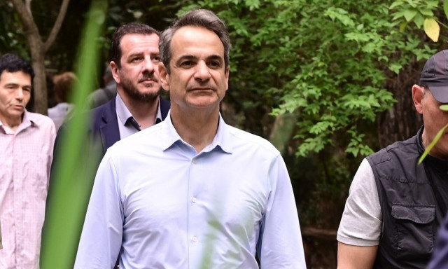 PM Mitsotakis sends message from Chios, urging voters to rally