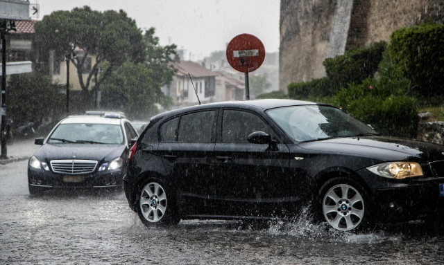 Θεσσαλονίκη: Έσωσαν ηλικιωμένο που έπεσε σε ρέμα