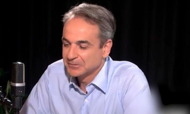 Το κέρασμα του Νίκου Μάνεση στον Κυριάκο Μητσοτάκη