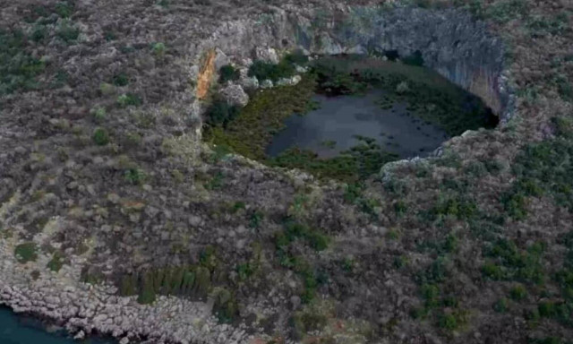 Η άγνωστη βυθισμένη γέφυρα της Ελλάδας και ο κρατήρας με τα νούφαρα