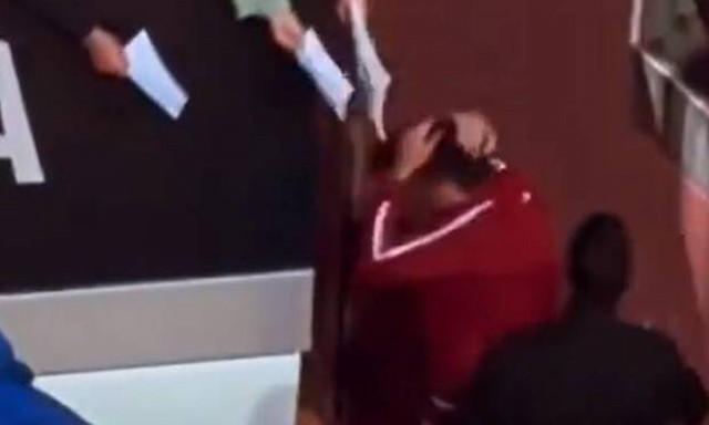 Στο νοσοκομείο ο Τζόκοβιτς - Φάνηκε σαν να του επιτέθηκε οπαδός με...παγούρι