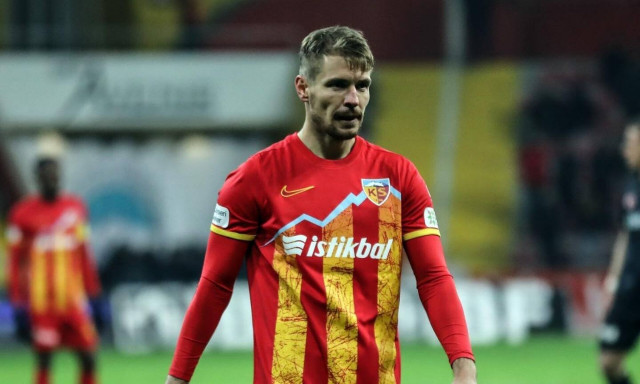 Ώρες αγωνίας για Κολοβέτσιο και Καϊσέρισπορ - Κεραυνός χτύπησε το αεροπλάνο τους