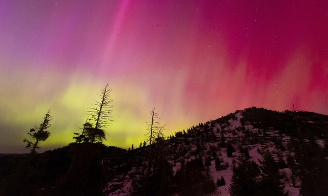 Τι άφησε πίσω της η γεωμαγνητική καταιγίδα - Σε ζωηρά χρώματα ο ουρανός της Αθήνας